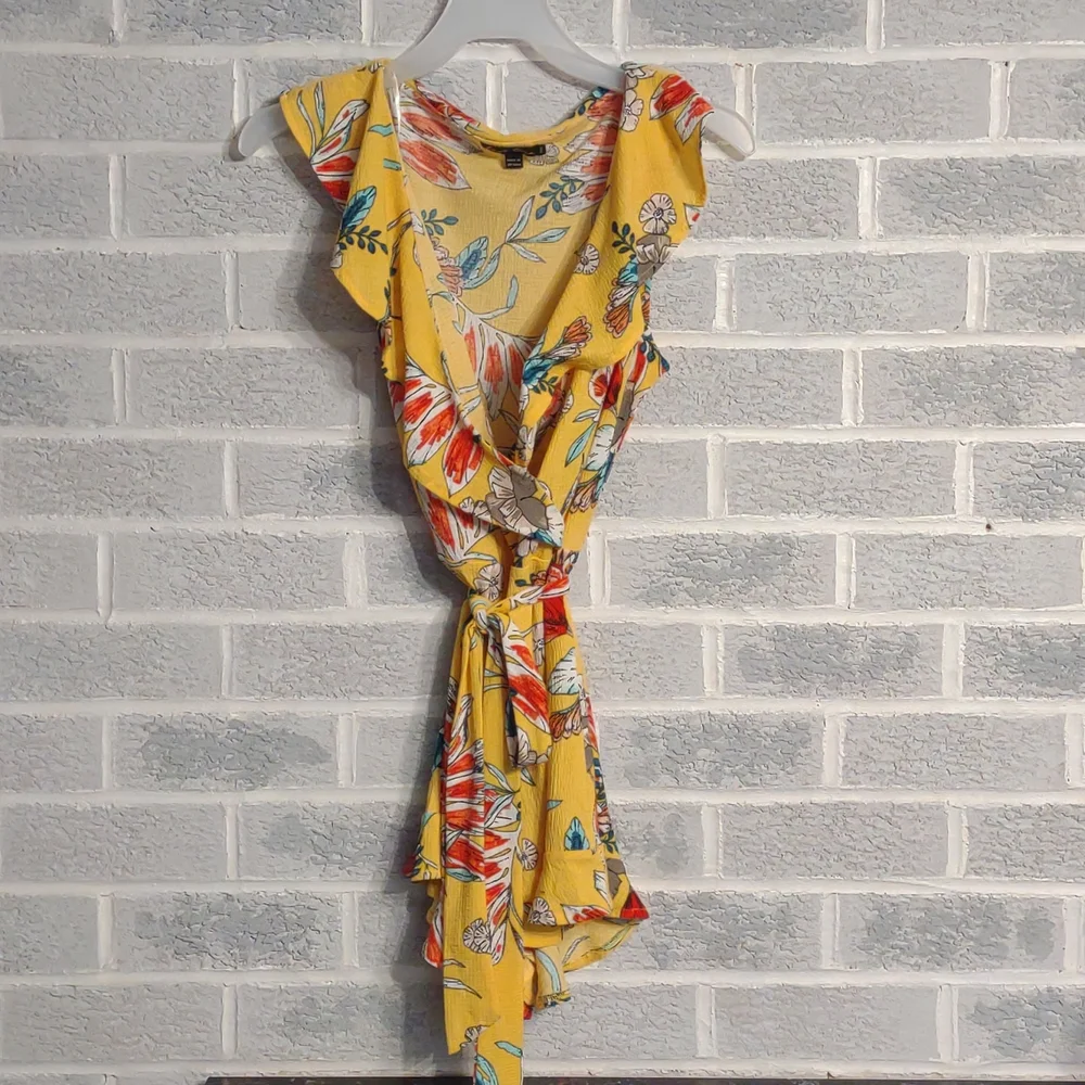 FREE w Bundle Love Tree Yellow Tropical Floral Print Ruffled V-Neck Romper Small